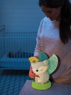 Veilleuse Projecteur Musical Renard 2 En 1 - INFANTINO Multicolore - Infantino 9 Veilleuse Projecteur Musical Renard 2 En 1 - INFANTINO Multicolore - Infantino -Produits Pour Bébé Soldes veilleuse projecteur musical renard 2 en 1 infantino 3